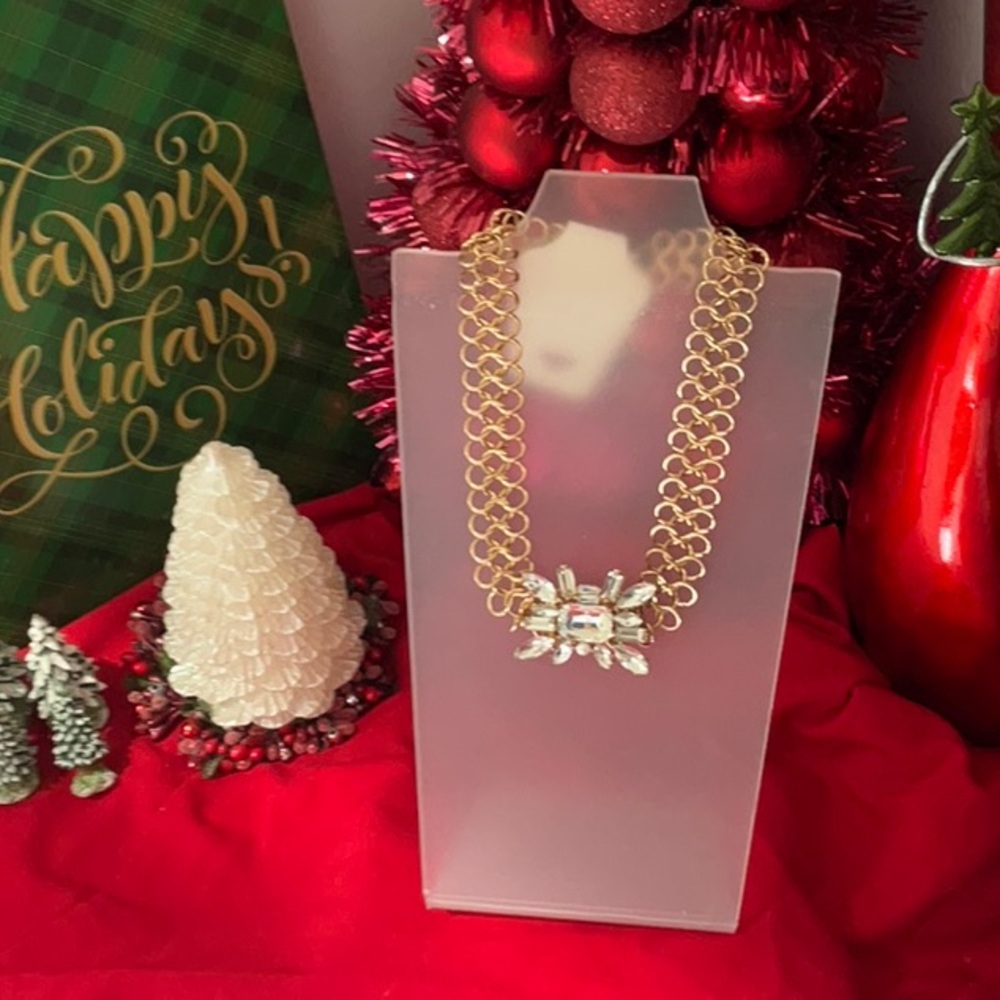 18 inch GOLD TONE WITH FAUX CRYSTAL PENDANT IN THE CENTER NWT